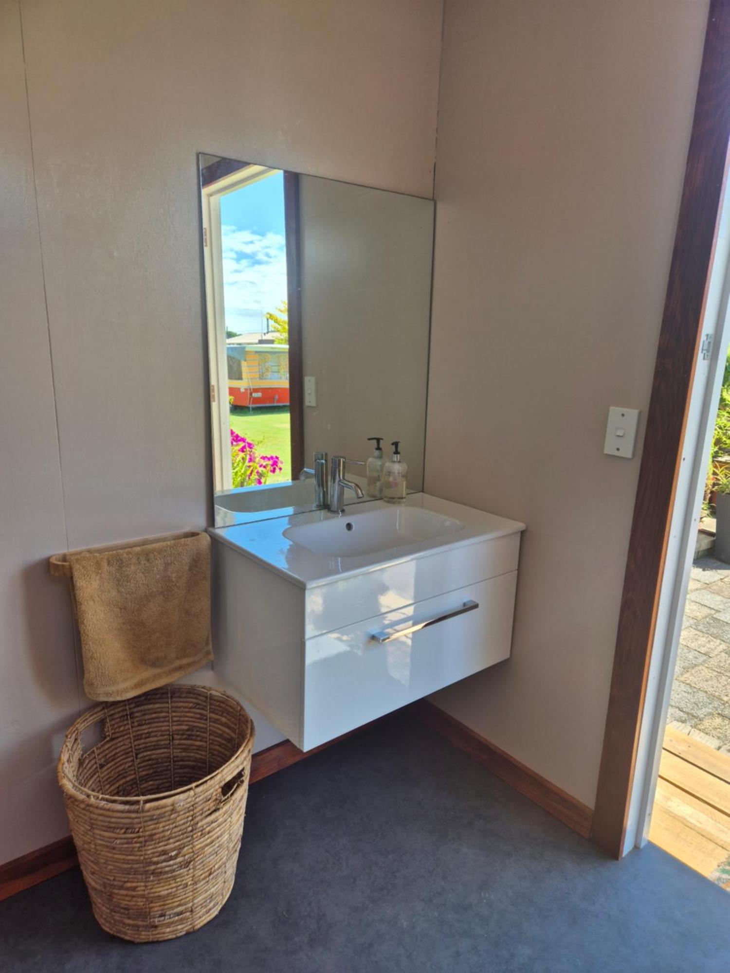 Delightful 1 Bedroom Tiny House, Unique And Memorable Уэстпорт Экстерьер фото